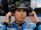 Álex Márquez se coloca el casco antes de los entrenamientos libres del GP de Japón.
