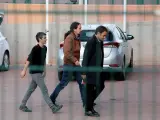 Pablo Iglesias, acompañado por la diputada de En Comú Podem en el Congreso, Lucía Martín, y el teniente de alcalde en el Ayuntamiento de Barcelona, Jaume Asens, a su llegada a la prisión de Lledoners.