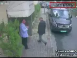 Imagen obtenida de un vídeo de un circuito cerrado de televisión policial, en la que supuestamente se ve al periodista saudí Jamal Khashoggi (d) en el exterior del consulado saudí en Estambul (Turquía), el 2 de octubre del 2018.