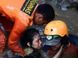 Una joven es rescatada de las ruinas inundadas de su casa en Palu (Indonesia), tras los terremostos y el tsunami que dejaron más de 800 muertos en las islas de Célebes.