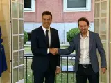 Sánchez e Iglesias firman el acuerdo para los PGE de 2019.