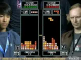 El estadounidense Joseph Saelee y el español Jonas Neubauer se enfrentan en la final del Mundial de Tetris 2018.