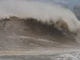 Vista general de las olas producidas por los vientos asociados al huracán Willa, en la ciudad de Puerto Vallarta, estado de Jalisco (México).