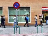 Varias personas hacen cola en una oficina de empleo.