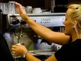 Una camarera prepara un café en un restaurante de la capital grancanaria
