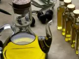 Una muestra en una feria de aceite de oliva.