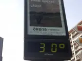 Imagen de archivo de un termómetro marcando 30 grados.