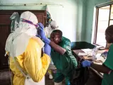 Trabajadores sanitarios, con equipos de protección para atender a pacientes con síntomas de ébola en el Hospital Bikoro, en la República Democrátrica del Congo.