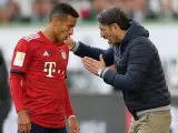 Thiago Alcántara recibe instrucciones de Niko Kovac, entrenador del Bayern.