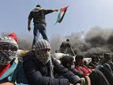 Palestinos participan en una protesta durante enfrentamientos con las tropas israelíes cerca de la frontera israelí en la Franja de Gaza.