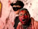 Un fan disfrazado de zombi actúa durante la alfombra roja de la película Resident Evil: Capítulo Final, que se presenta en Ciudad de México (México).
