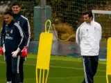 Santiago Solari observa a sus porteros durante el entrenamiento del Real Madrid.
