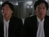 No estás viendo doble, sino a los dos personajes que Jackie Chan interpretó en 'Twin Dragons'. John y Boomer son dos gemelos que, tras ser separados al nacer, vuelven a encontrarse cuando el primero viaja a Hong Kong.