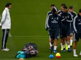 Santiago Solari dirige un entrenamiento del Real Madrid.