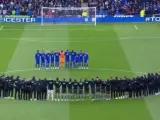Jugadores y equipo técnico del Leicester guardan un minuto de silencio en Cardiff tras la muerte de su presidente en un accidente de helicóptero.
