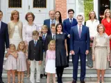 A la izquierda, la familia real en una imagen de 2011 y a la derecha, en 2018, con motivo del cumpleaños de la reina Sofía.