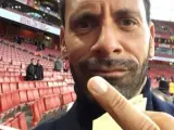 Rio Ferdinand se hizo esta foto con el móvil de un hincha del Liverpool.