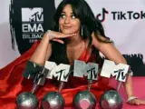 La cantante cubana Camila Cabello posa con los galardones recibidos en la gala de los European Music Awards 2018 que la cadena musical de televisión MTV celebró en el Bilbao Exhibition Centre.