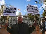 Un grupo de manifestantes protesta contra la decisión del Tribunal Supremo sobre las hipotecas.