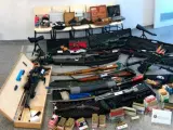 Las armas que los Mossos decomisaron al tirador.