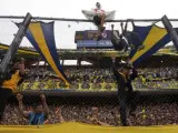 Aficionados de Boca Juniors en la grada de su estadio, La Bombonera.