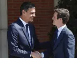 Pedro Sánchez y Pablo Casado, en una imagen de archivo en una reunión en La Moncloa.