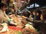 Compras en una pescadería del Mercado de la Boquería de Barcelona.