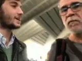 Imagen del vídeo en el que dos jóvenes seguidores de Vox abordan a Willy Toledo.