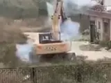 Un hombre detiene su desahucio en China gracias a la ayuda de unos fuegos artificiales cuando una excavadora se aproximaba a derribar su casa