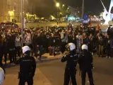 Manifestantes a las puertas del hotel donde se celebra un acto de Vox en Murcia.