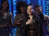 Rosalía, tras ganar el galardón a la Mejor Fusión / Interpretación Urbana, durante la ceremonia de los 19 Premios Grammy Latinos, en el MGM Grand Garden Arena de Las Vegas, Nevada, EE UU.