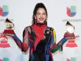 Rosalia, ganadora de Mejor Canción Alternativa y Mejor Actuación en Fusión Urbana, posa con su premio en la XIX edición de los Grammy Latinos.
