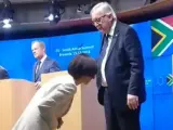 Momento en el que avisan a Juncker de que tiene un zapato de color diferente.