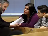 Las dos activistas de Femen conversan con su abogado durante el juicio.