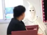 Un alumno de un colegio de Missouri, disfrado de miembro del Ku Klux Klan.