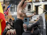 Una de las activistas de Femen irrumpiendo en el acto franquista de este domingo.
