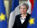 Fotografía Theresa May entre banderas UE / EFE