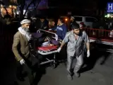 Miembros de los servicios de emergencia transportan en camilla a un herido tras un ataque suicida en Kabul.