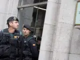 Agentes de la Guardia Civil, junto a la sede de la Autoridad Catalana de la Competencia (Acco), en Barcelona, dentro de una investigación enmarcada en el caso 3%.