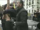 Manuel Andrino, presidente de Falange, toca el pecho de una de las activistas.