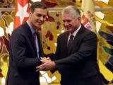 El presidente del Gobierno español, Pedro Sánchez, y el presidente de Cuba, Miguel Díaz-Canel, tras la firma en La Habana del memorándum por el que ambos países acuerdan contactos políticos permanentes.