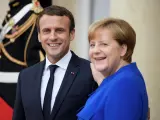 El presidente francés, Emmanuel Macron (i), y la canciller alemana Angela Merkel (d), tras la cumbre franco-alemana en el Palacio del Elíseo, en París (Francia), hoy, 13 de julio de 2017. EFE/Julien de Rosa