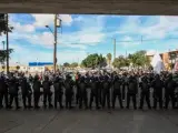 Agentes federales y municipales mexicanos bloquean en Tijuana a unos 200 migrantes centroamericanos que pretendían marchar hacia el paso fronterizo con EE UU para pedir asilo en este país.