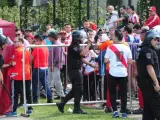 Las fuerzas del orden intervienen para contener a los aficionados radicales de River Plate.