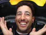 Daniel Ricciardo sonríe en el cockpit de su Red Bull.