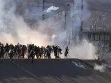 Centenares de migrantes tratan de cruzar la frontera en Tijuana ante el ejército de Estados Unidos.