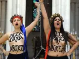 Dos activistas de Femen encadenadas a un crucifijo