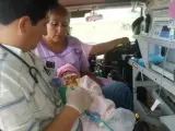 La bebé nacida con el corazón fuera del tórax en Bolivia es trasladada a un hospital.