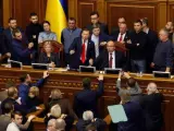 Parlamentarios ucranianos discuten durante la sesión extraordinaria celebrada en el Parlamento en Kiev (Ucrania).