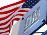 La bandera estadounidense, en la sede mundial de General Motors (GM) en Detroit, EE UU.